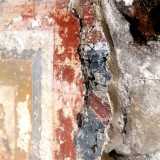 Ai lati dell�affresco sono inoltre riemersi alcuni frammenti di precedenti decorazioni sottostanti di cui, purtroppo, si riconoscono soltanto alcune bande blu, bianche e rossastre